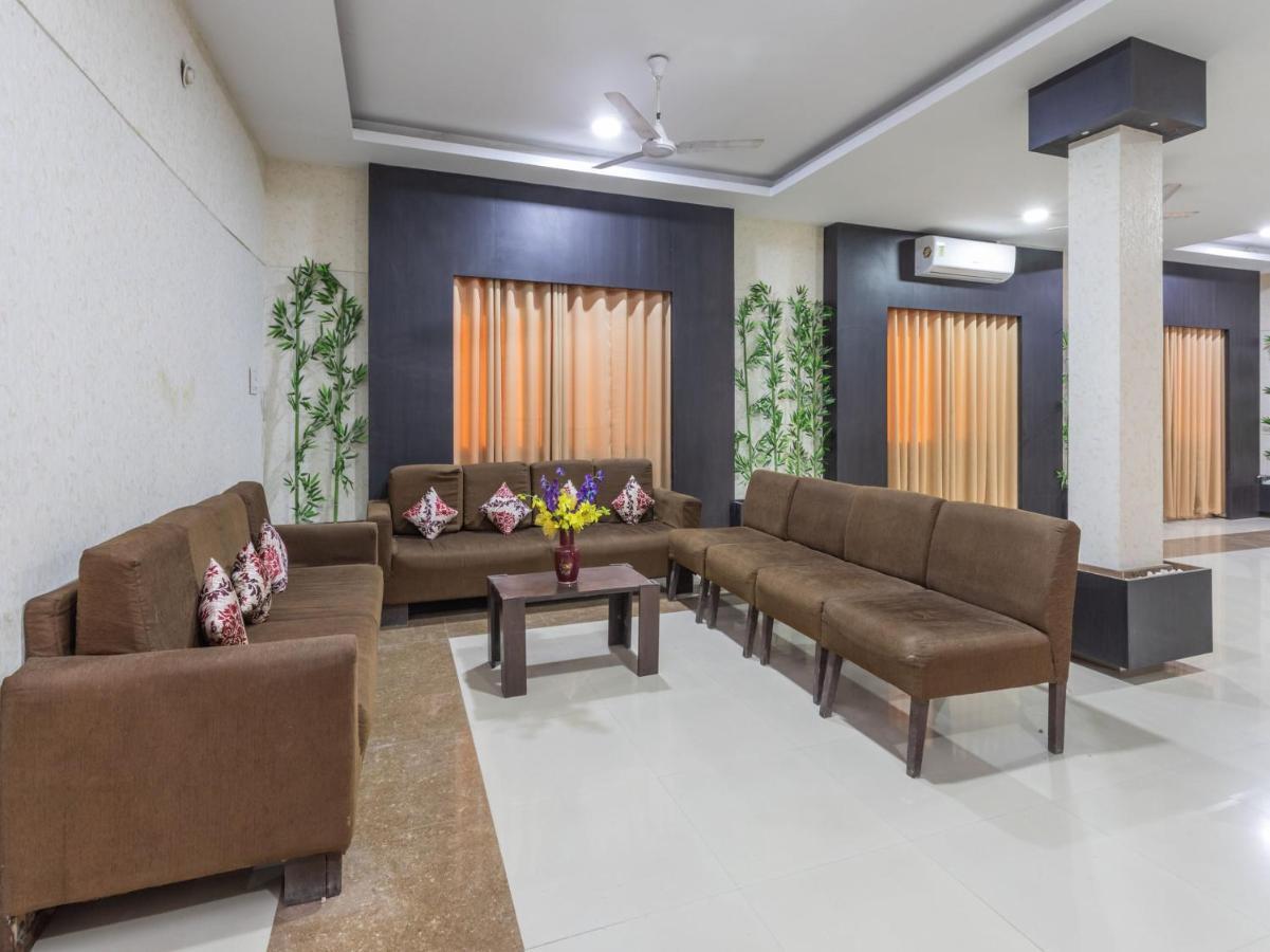 Oyo 72937 Tyagraj Hotel 3*