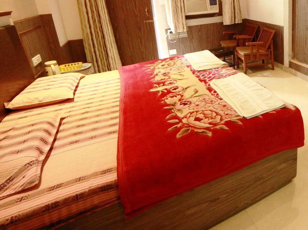 Sidhartha Walking Distance From Tajmahal Hotel
