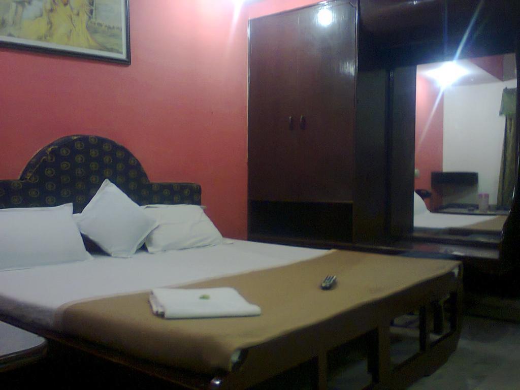 Aditya Palace Hotel *