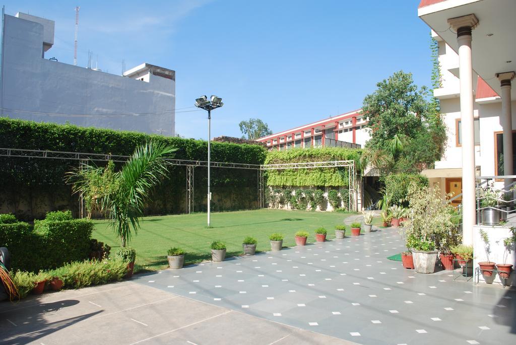Chandra Pushp Palace 3*