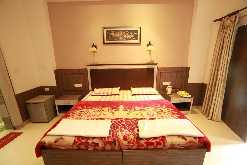 Sidhartha Walking Distance From Tajmahal
