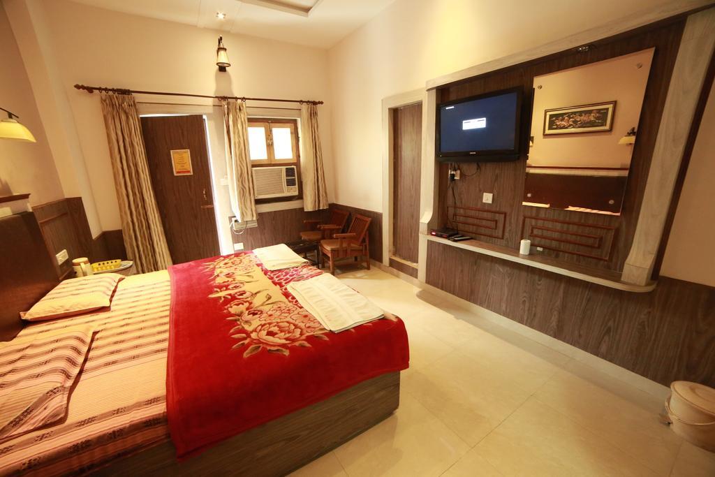 Sidhartha Walking Distance From Tajmahal Hotel 2*