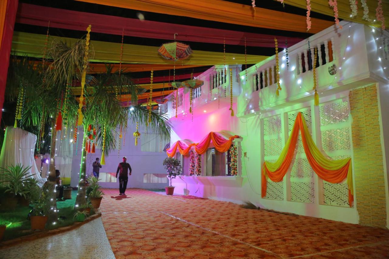 Dolphin Hotel *