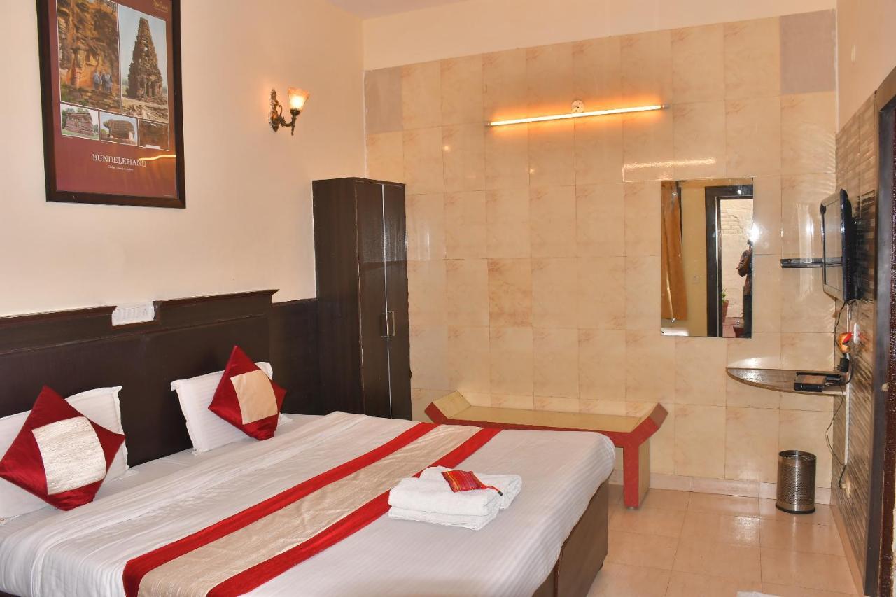 Sidhartha Walking Distance From Tajmahal Hotel 2*