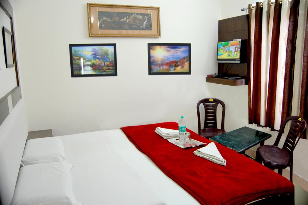 Sidhartha Walking Distance From Tajmahal
