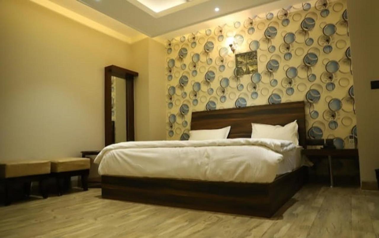 The Midnight By Wb * Agra (Uttar Pradesh)