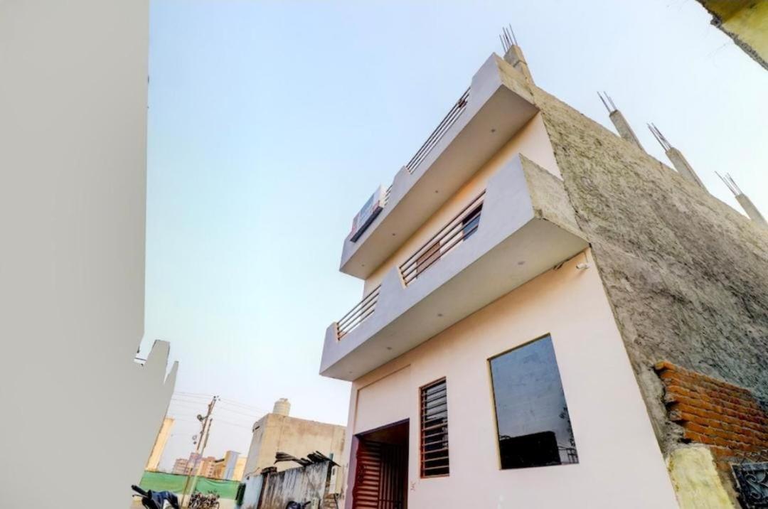 Divine By Awesome Homestay * Agra (Uttar Pradesh)