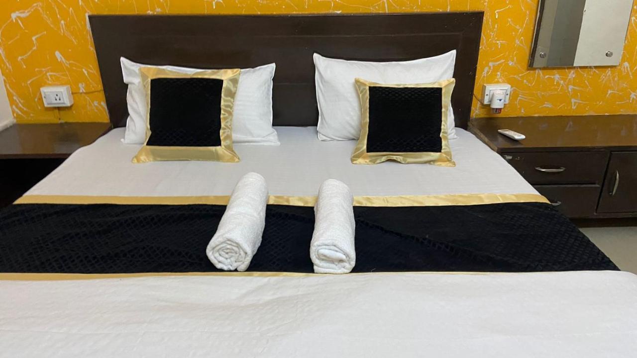 Travel Monkey Hostel *