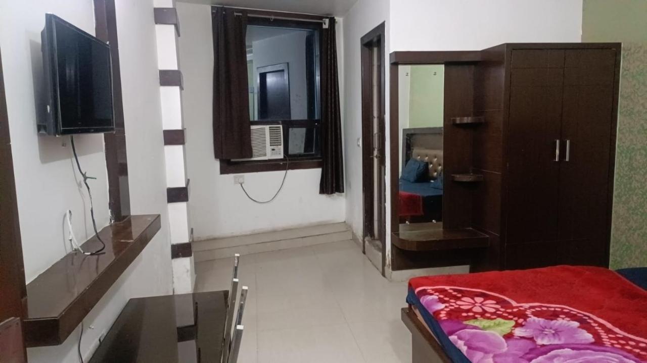 Blossom Residency By Dolphin 500 Mtr Taj Mahal 3*
