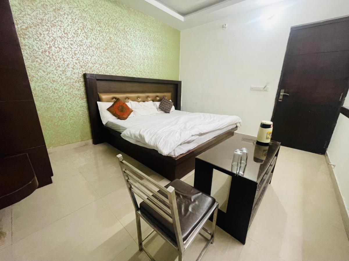 Blossom Residency By Dolphin 500 Mtr Taj Mahal Hotel 3*