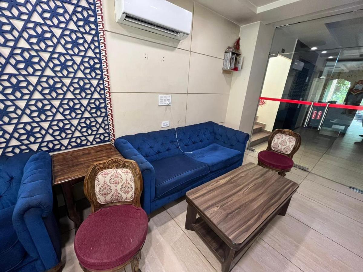 Sahibs Royal - 500m From Taj Mahal Hotel