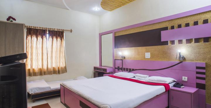 Oyo 12221 M House Hotel