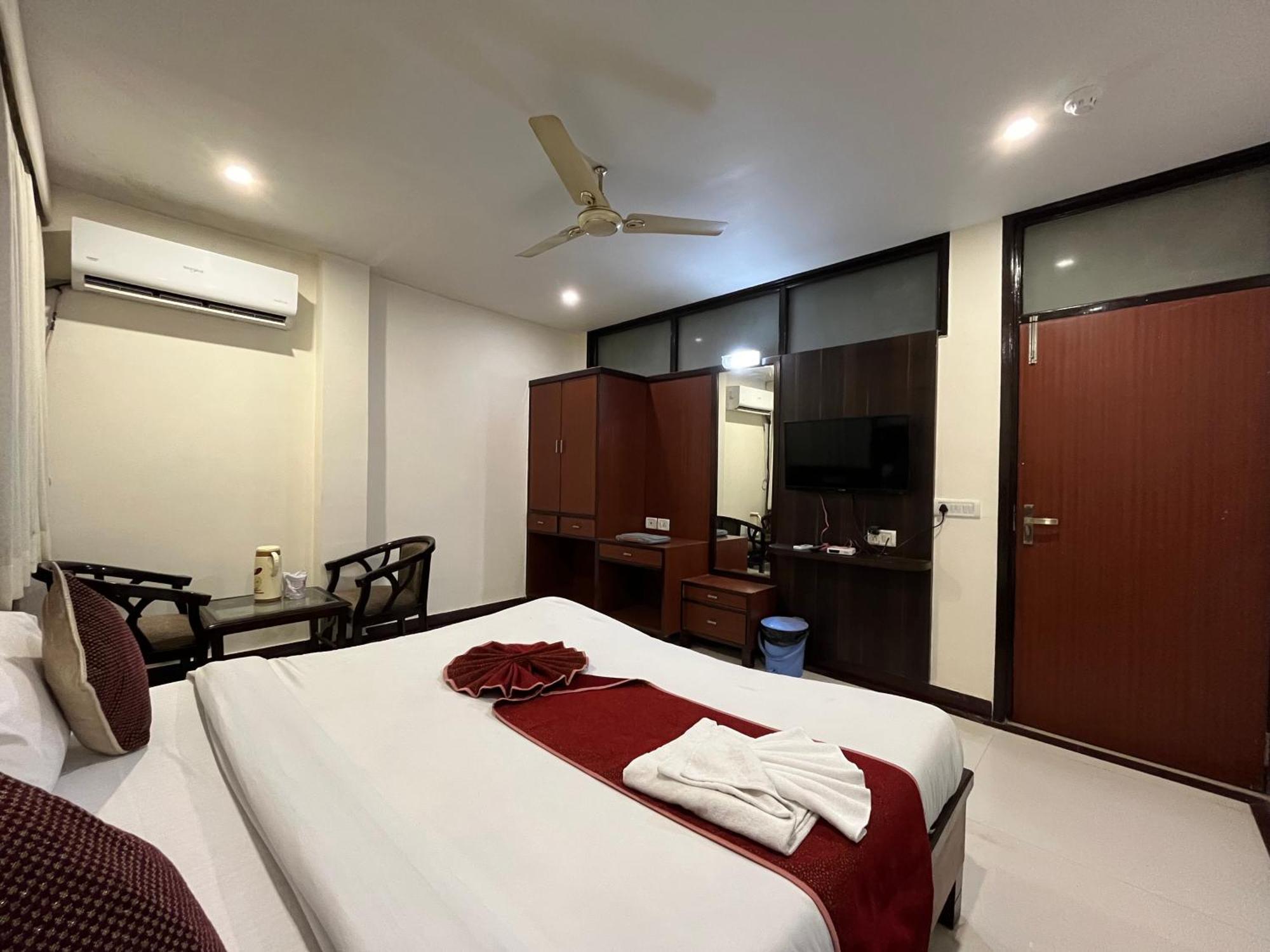 S R Palace Hotel 3*