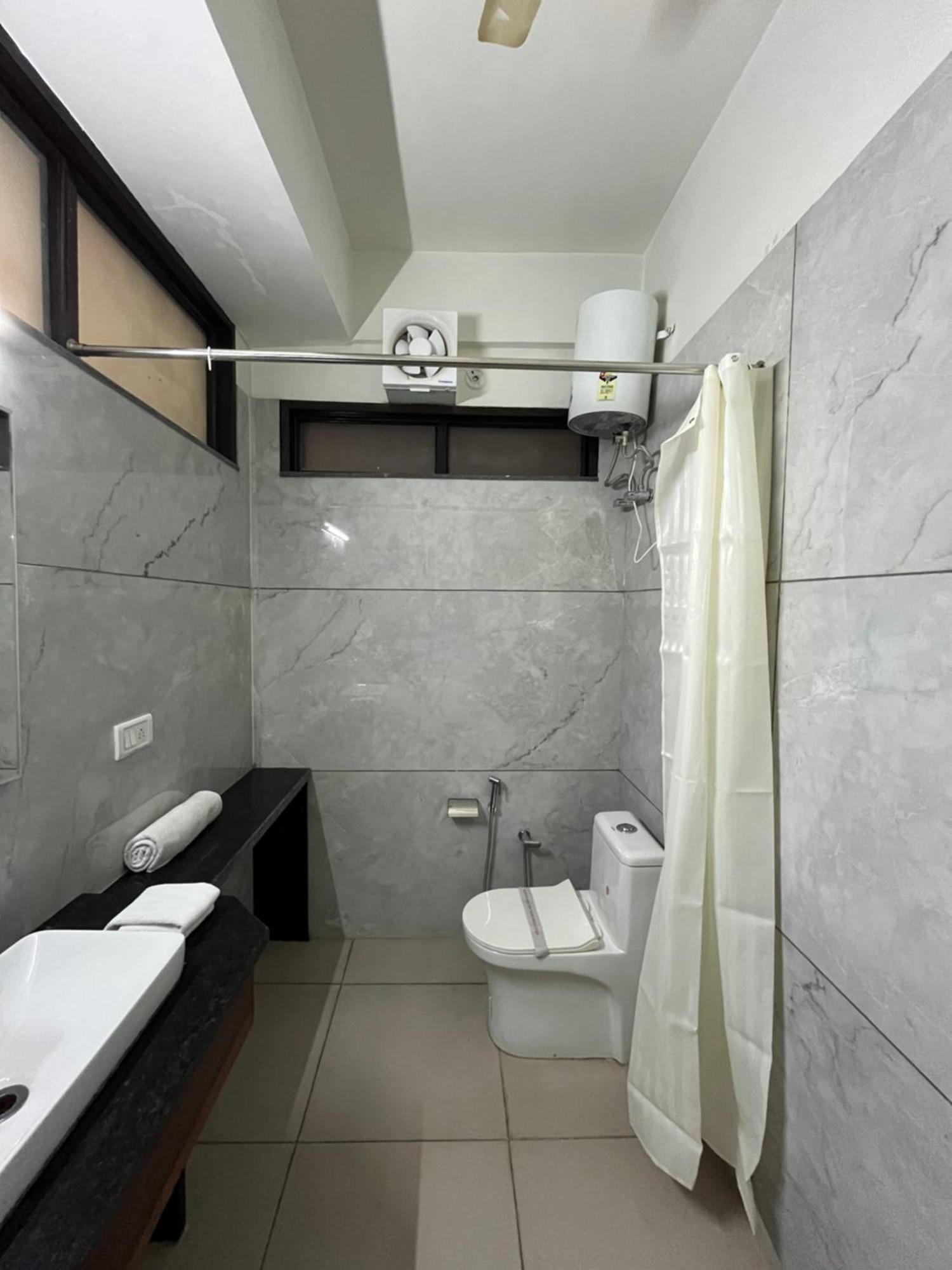 S R Palace Hotel 3*