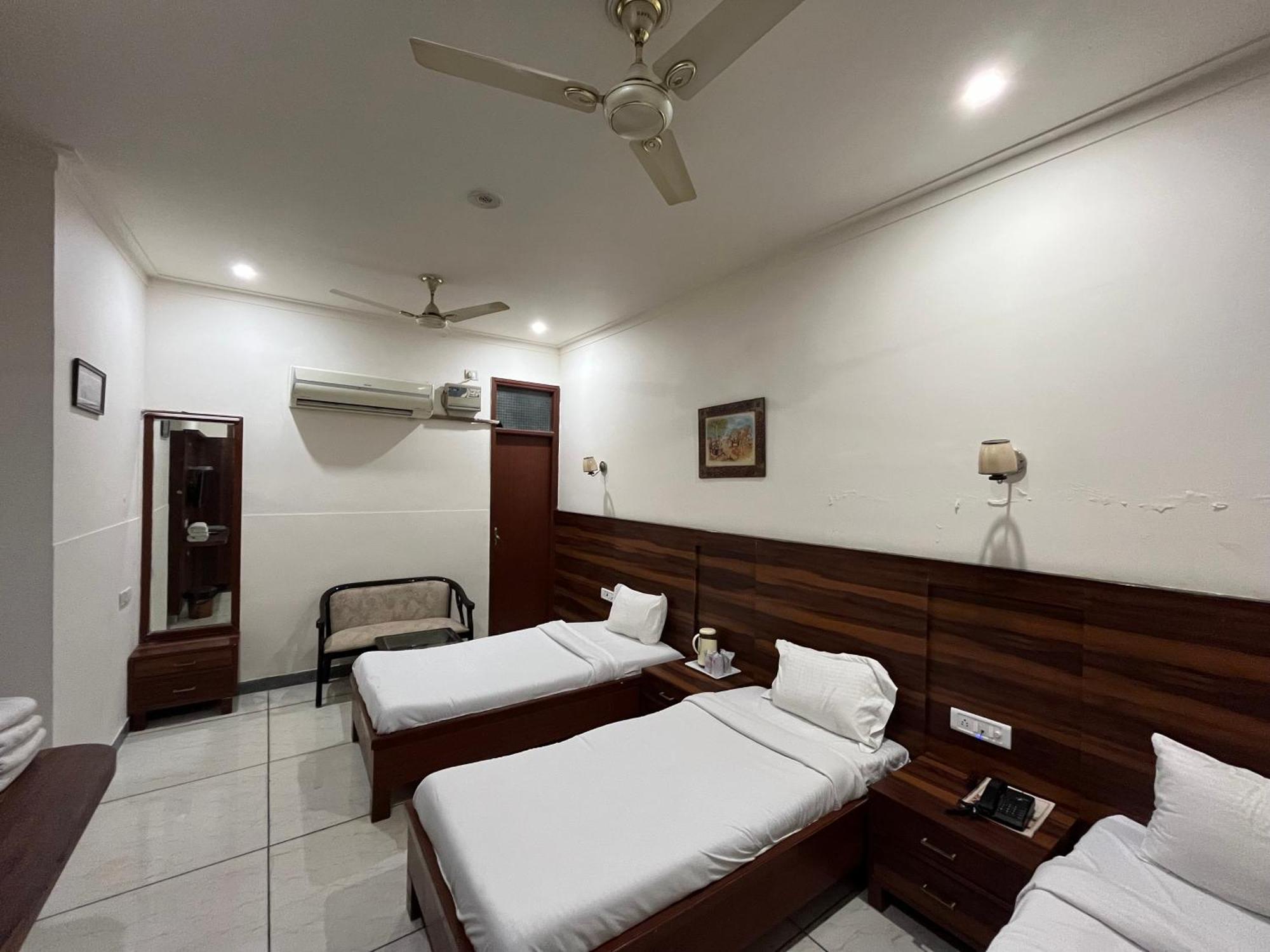 S R Palace Hotel