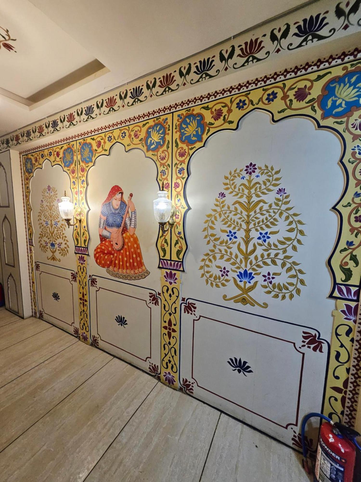 Hotel Sahibs Royal Agra - 500m From Taj