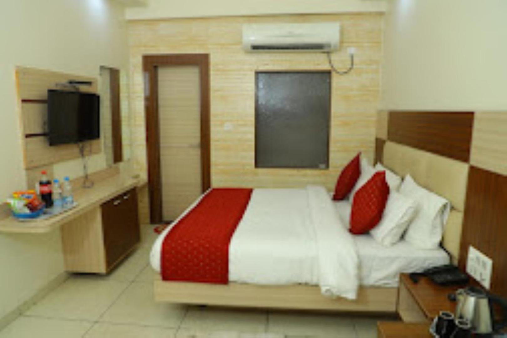 Hotel The Holly Agra 3*