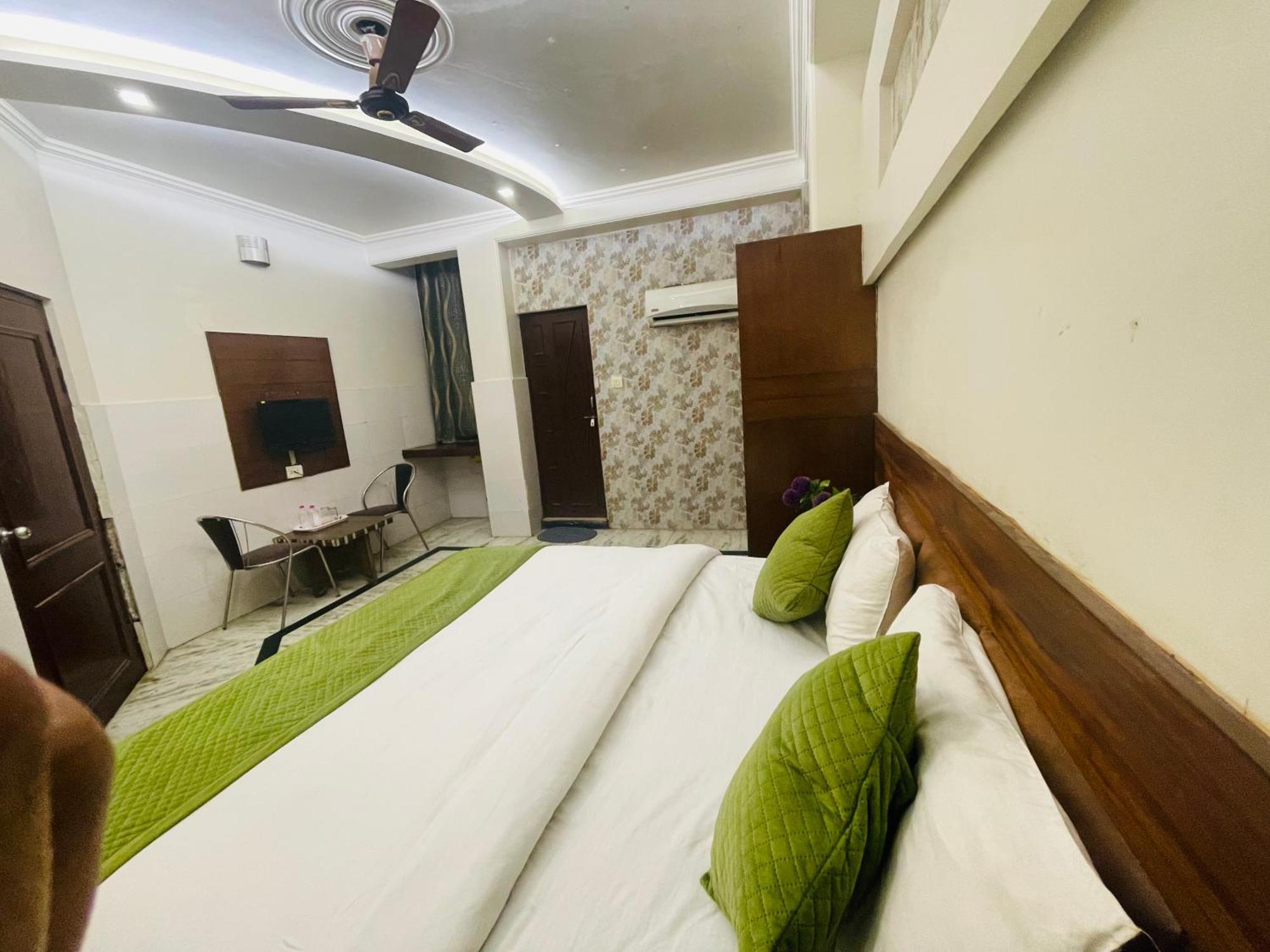 Alpine By The Golden Taj Group And Hotel Agra (Uttar Pradesh)