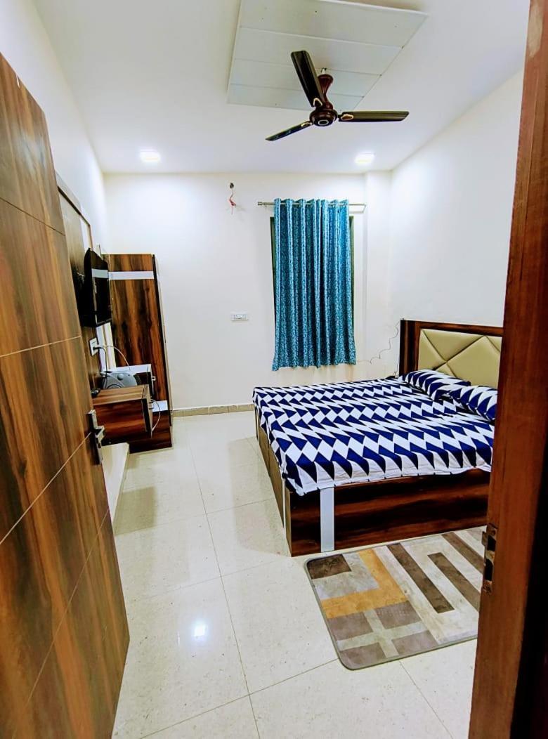 Dream Taj Family 200mtr From Taj Mahal Hotel Agra (Uttar Pradesh)