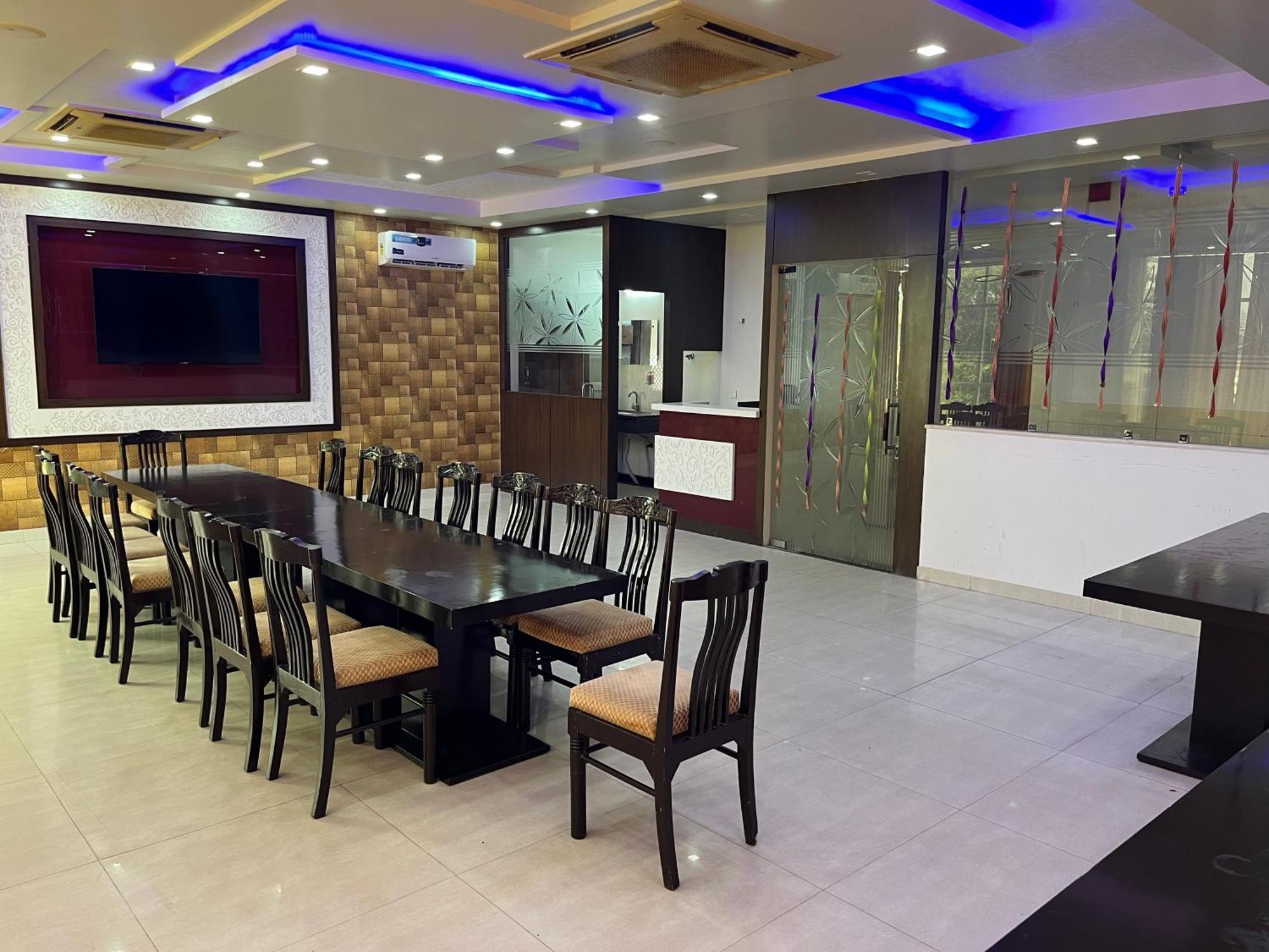 Sahibs Red Carpet - Family & Corporate Hotel