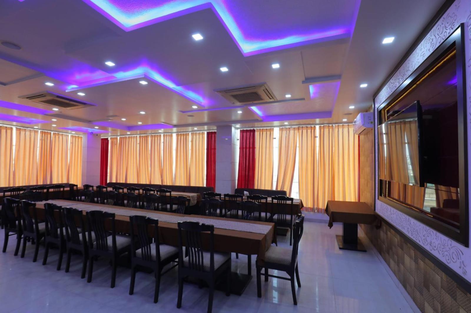 Sahibs Red Carpet - Family & Corporate Hotel