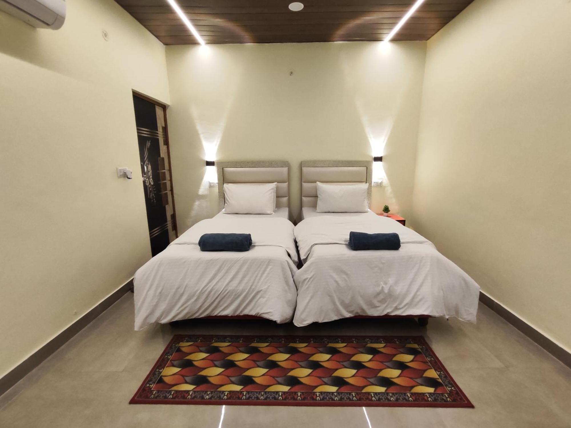 Sunrise Agra-rooftop View Taj Mahal Homestay *
