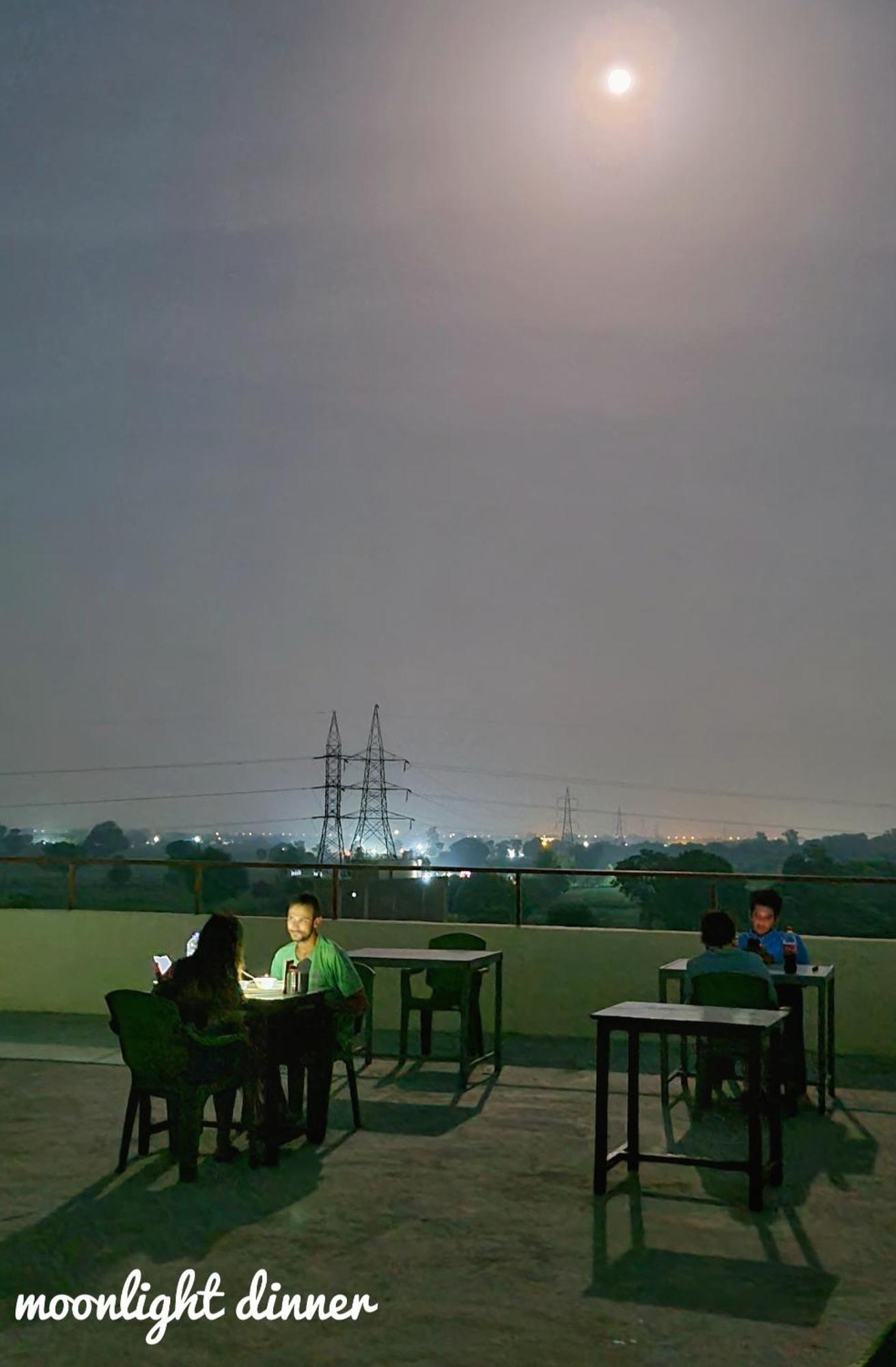 Sunrise Agra-rooftop View Taj Mahal Homestay *