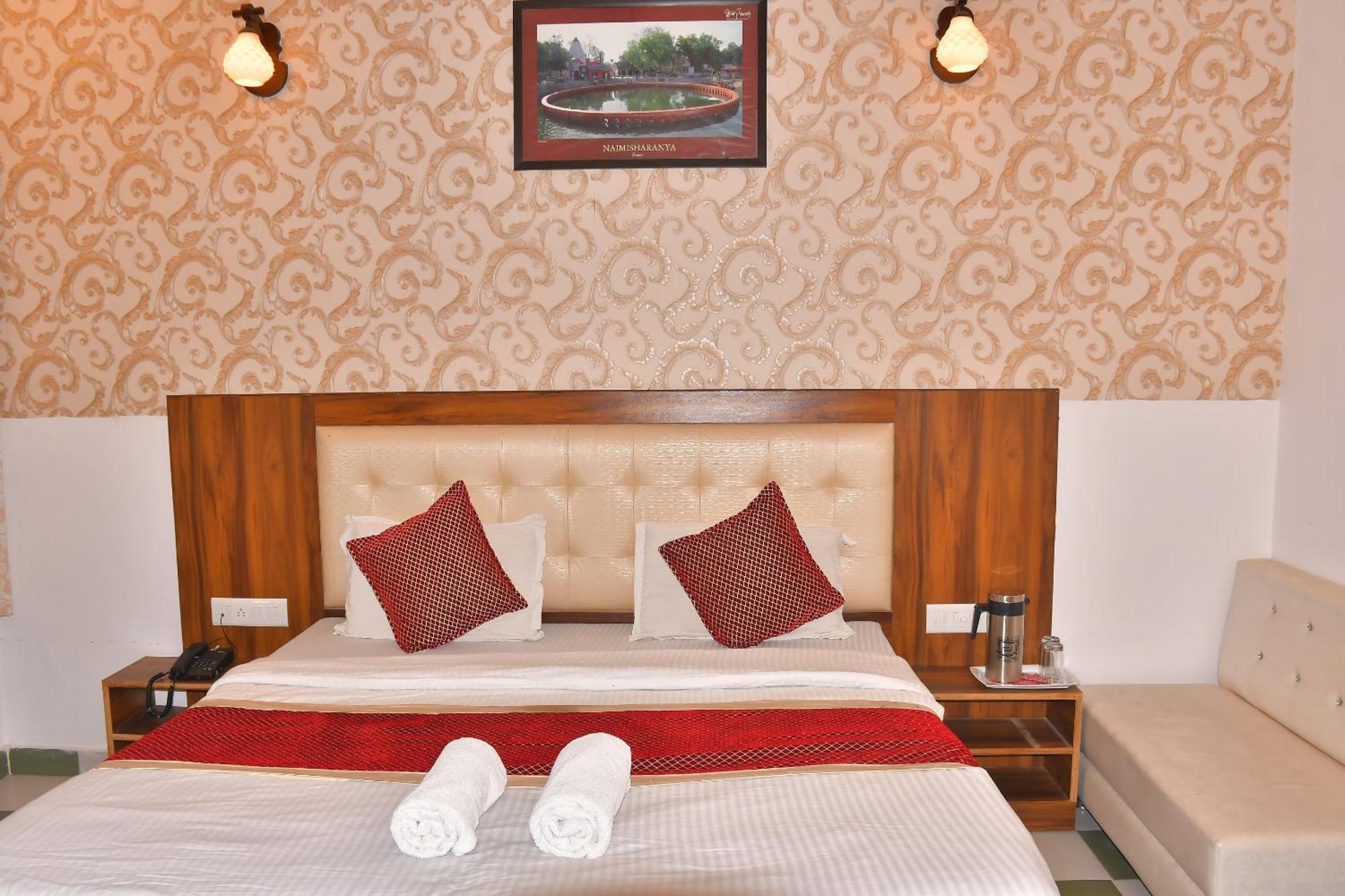 Sidhartha Walking Distance From Tajmahal