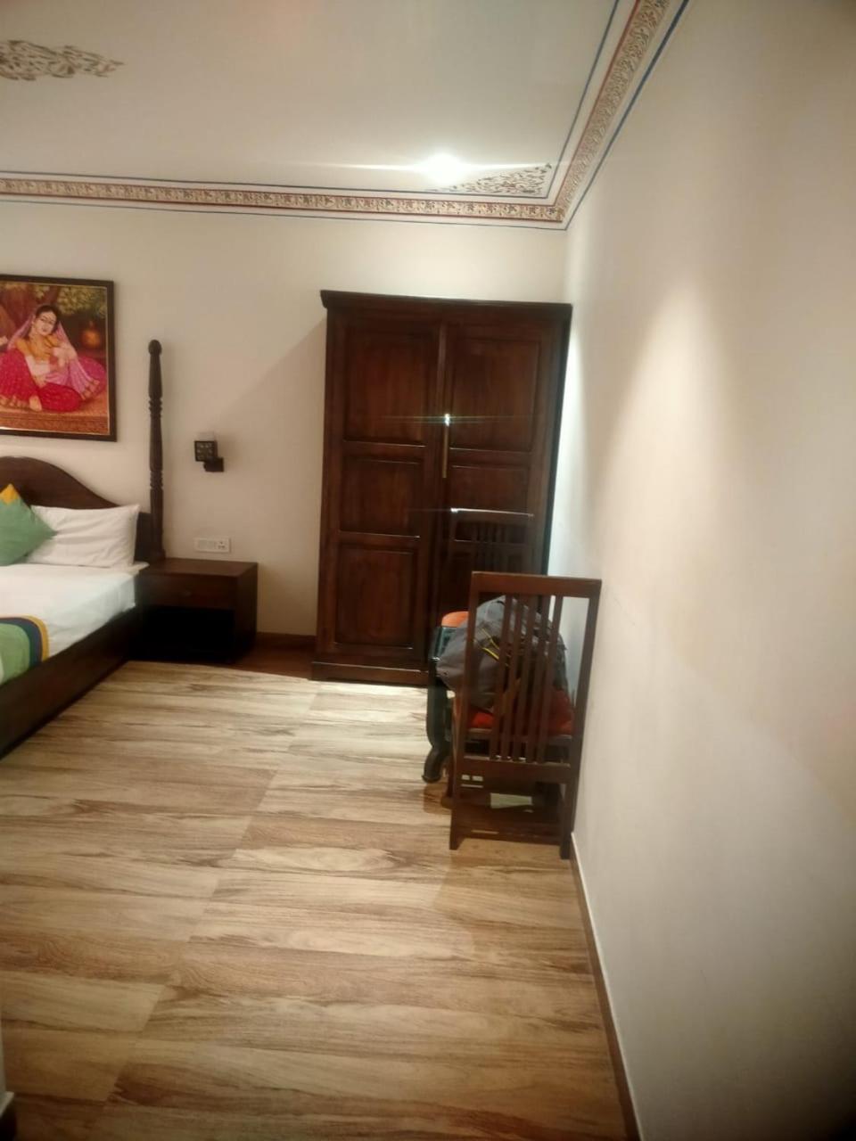 Hotel Sahibs Royal Agra - 500m From Taj