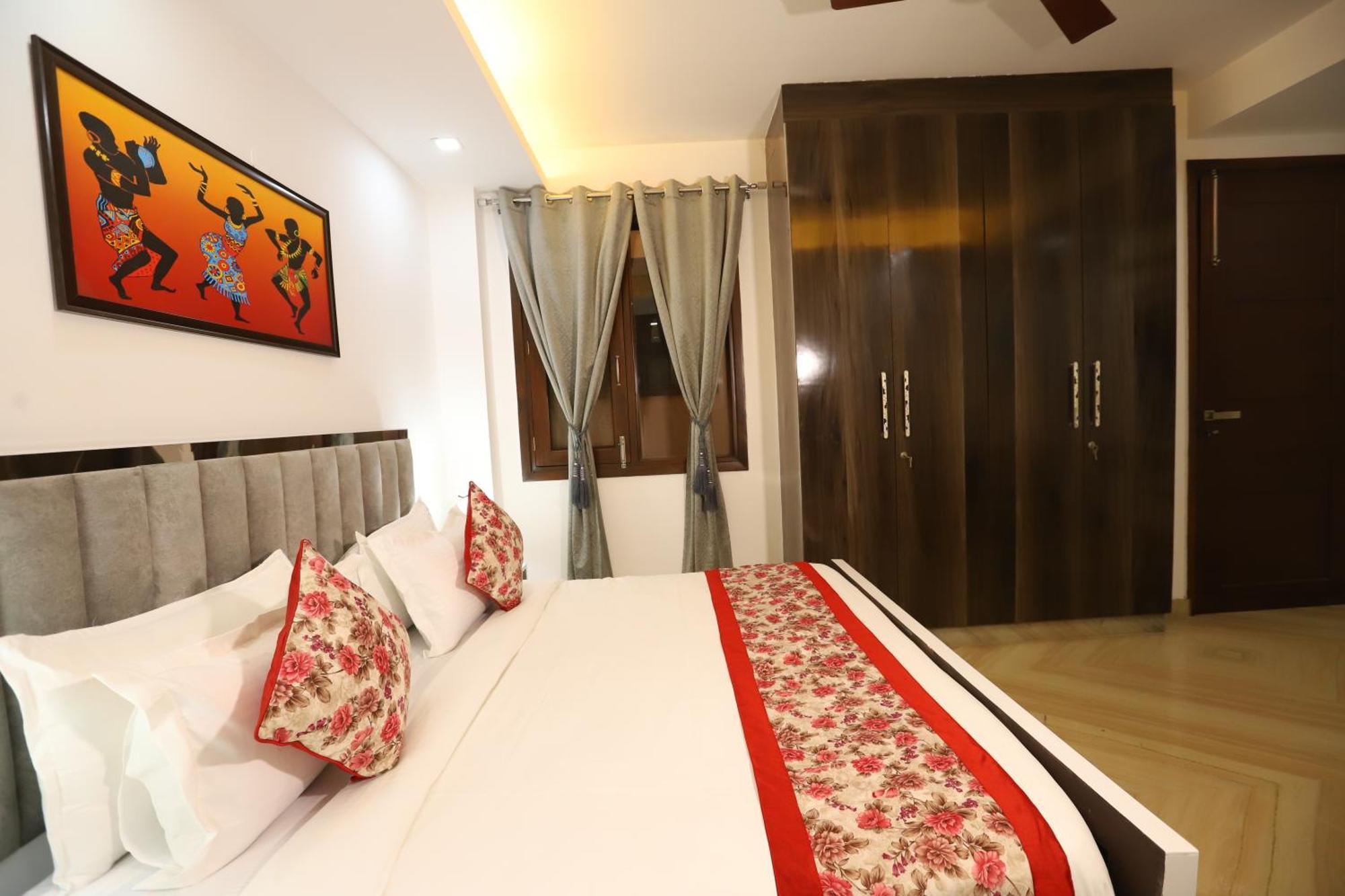 Hotel Crown Agra Near Taj Mahal 3*