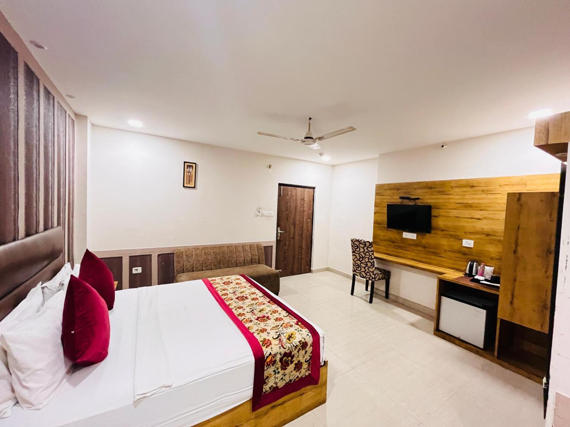Crown Agra Near Taj Mahal Hotel 3*