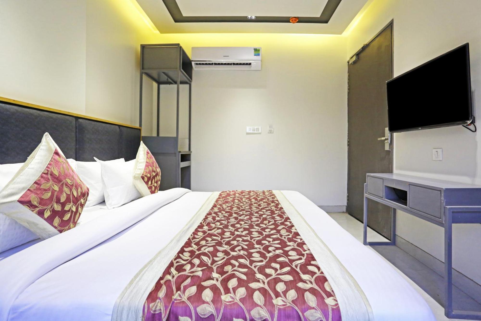 Hotel Crown Agra Near Taj Mahal 3*