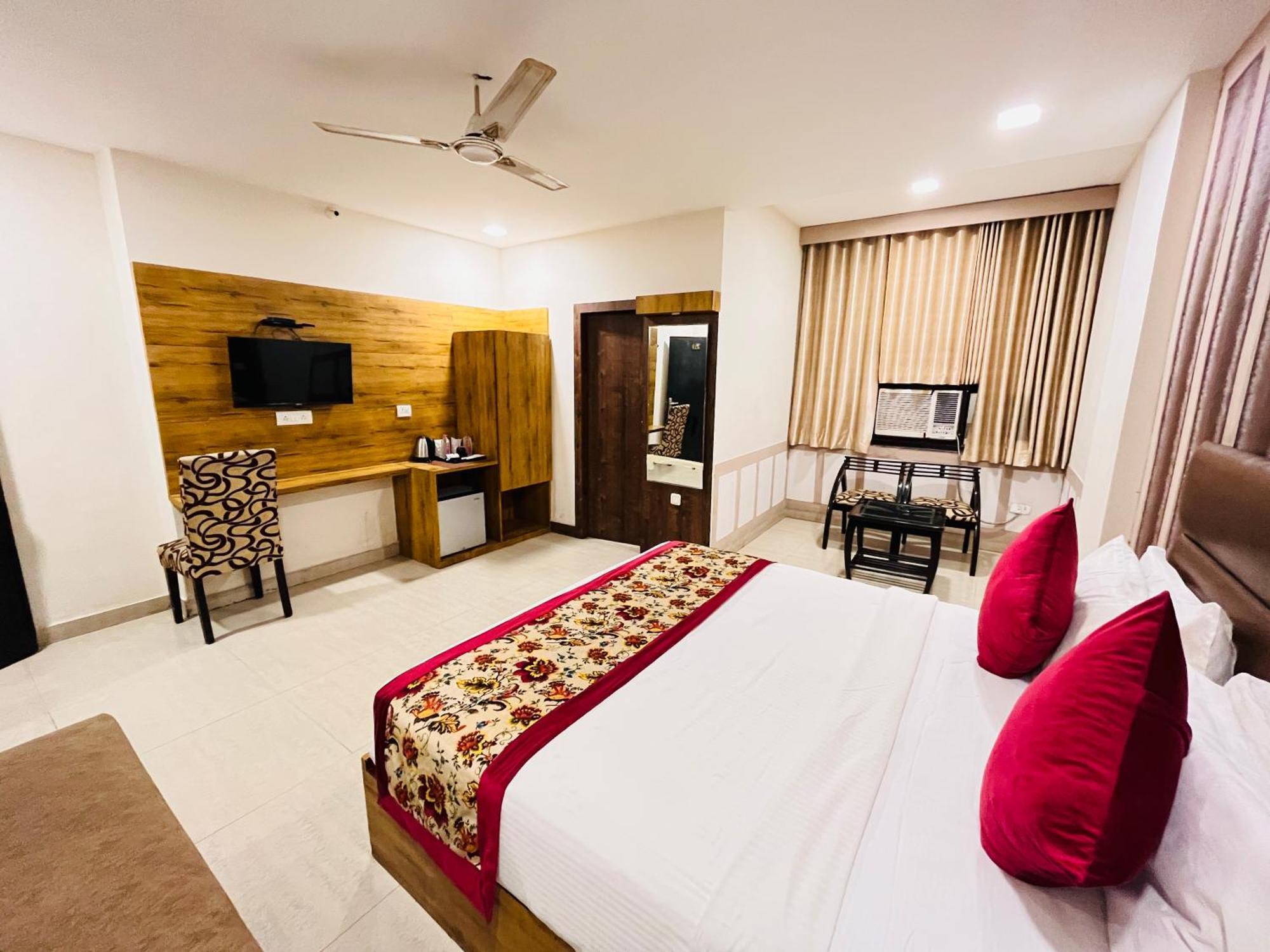Crown Agra Near Taj Mahal Hotel