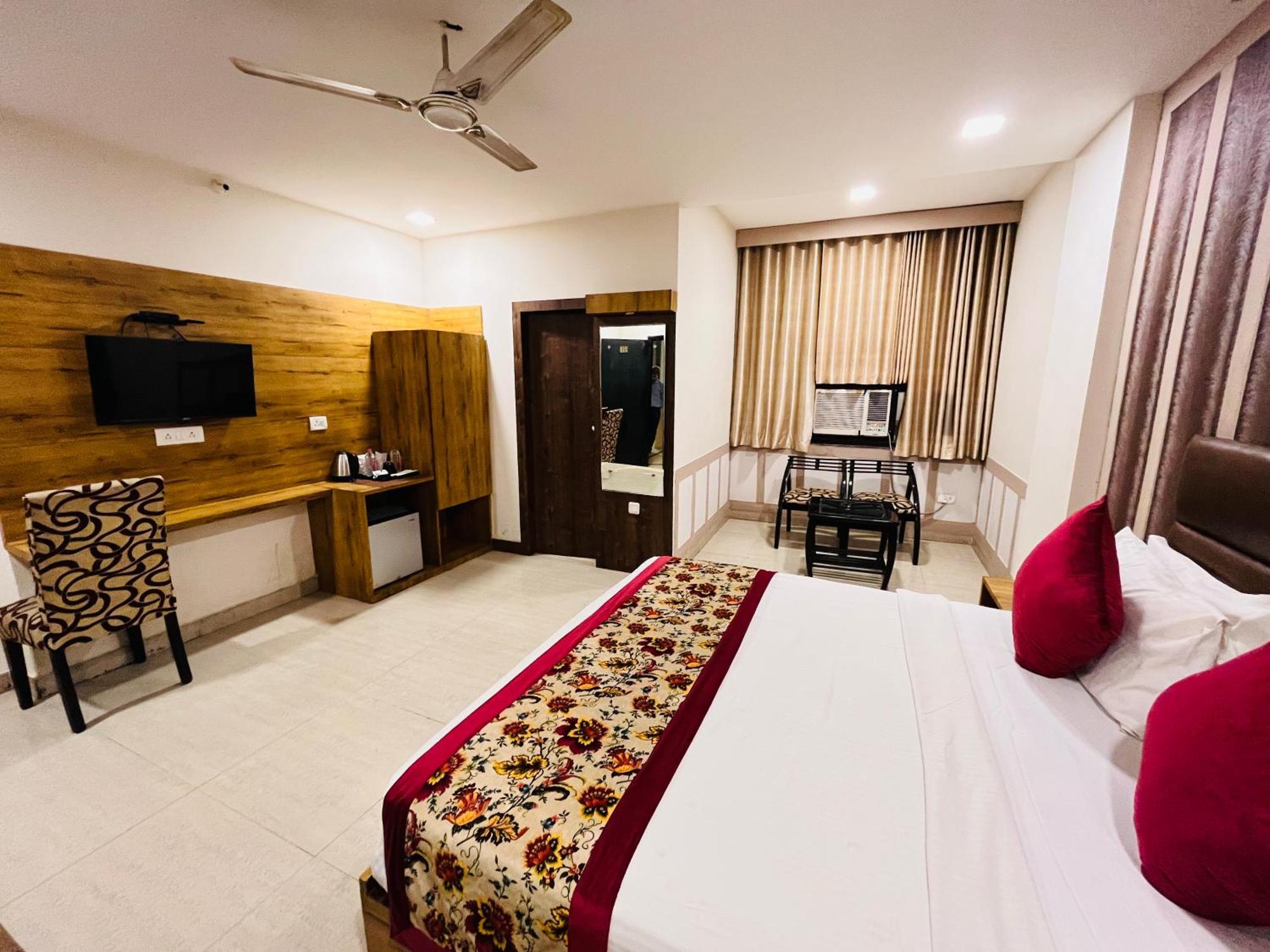 Crown Agra Near Taj Mahal Hotel 3*