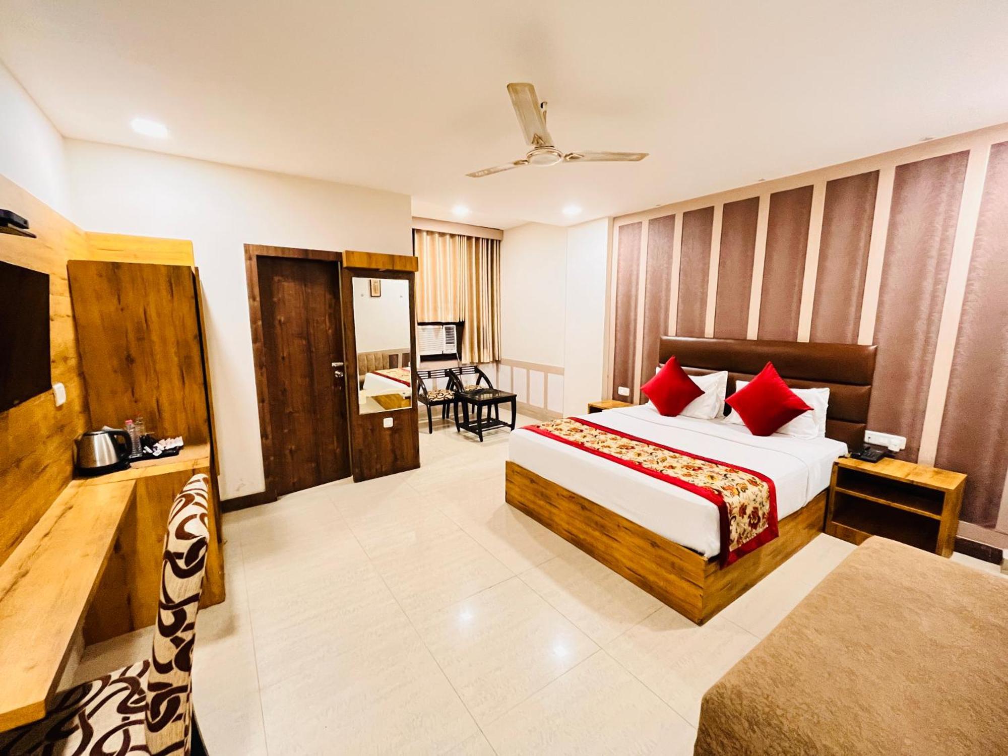 Crown Agra Near Taj Mahal 3*