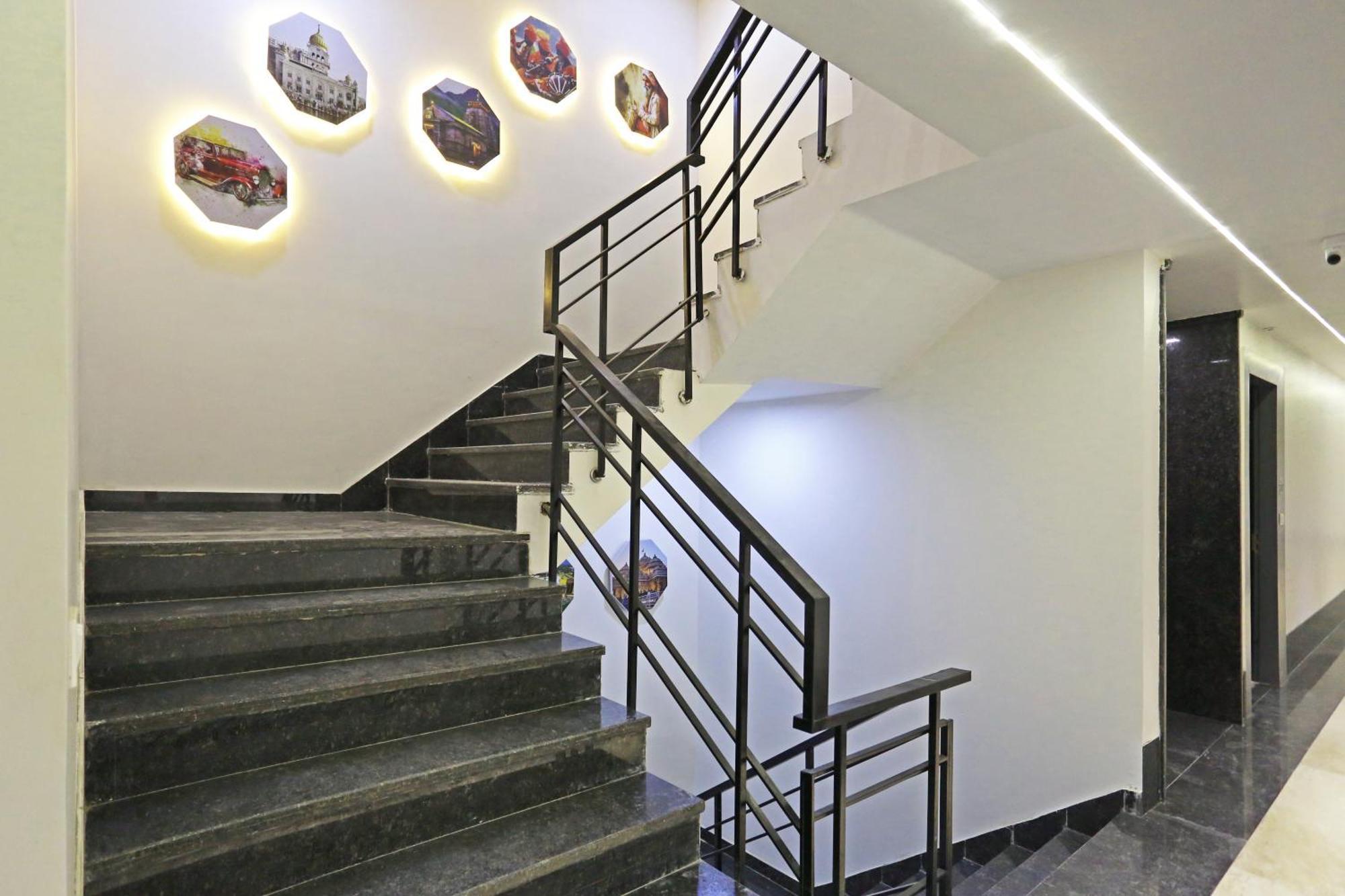 Crown Agra Near Taj Mahal Hotel 3*