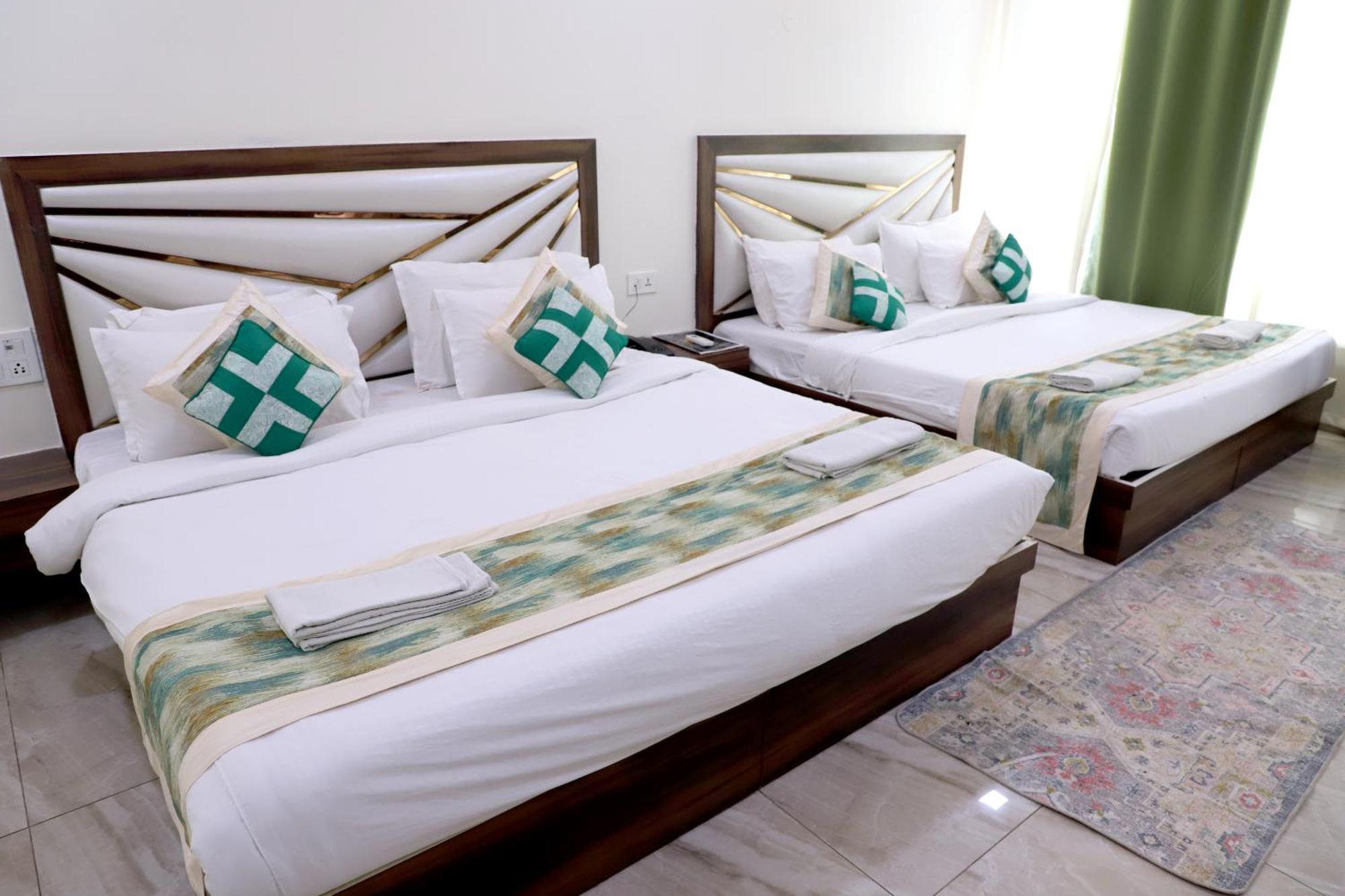 Hotel Crown Agra Near Taj Mahal 3*