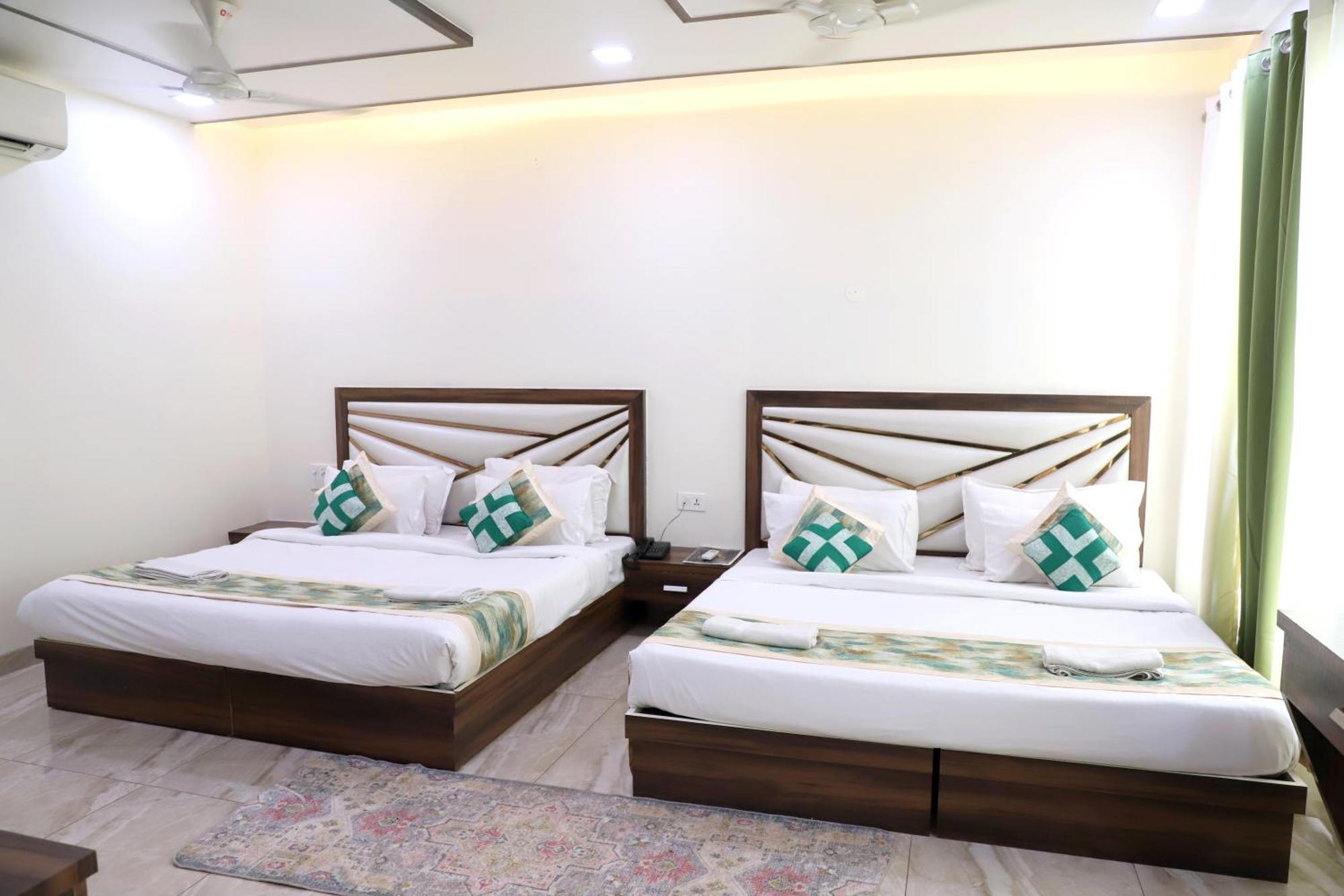 Crown Agra Near Taj Mahal 3*