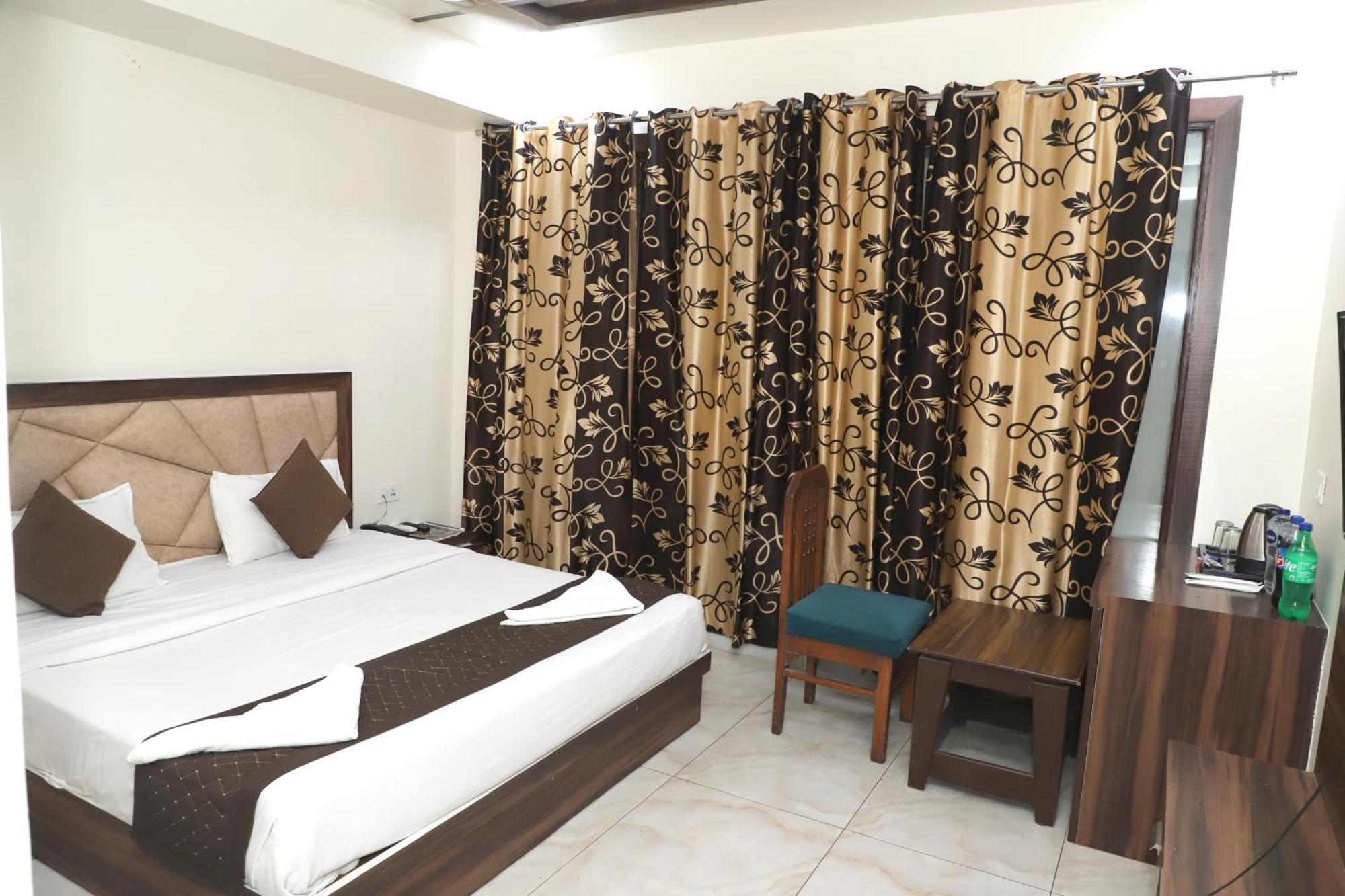 Crown Agra Near Taj Mahal Hotel 3*
