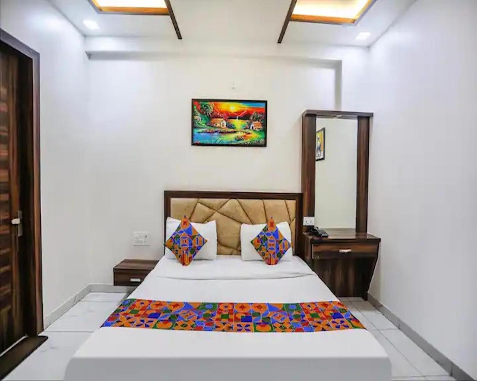 Crown Agra Near Taj Mahal 3*