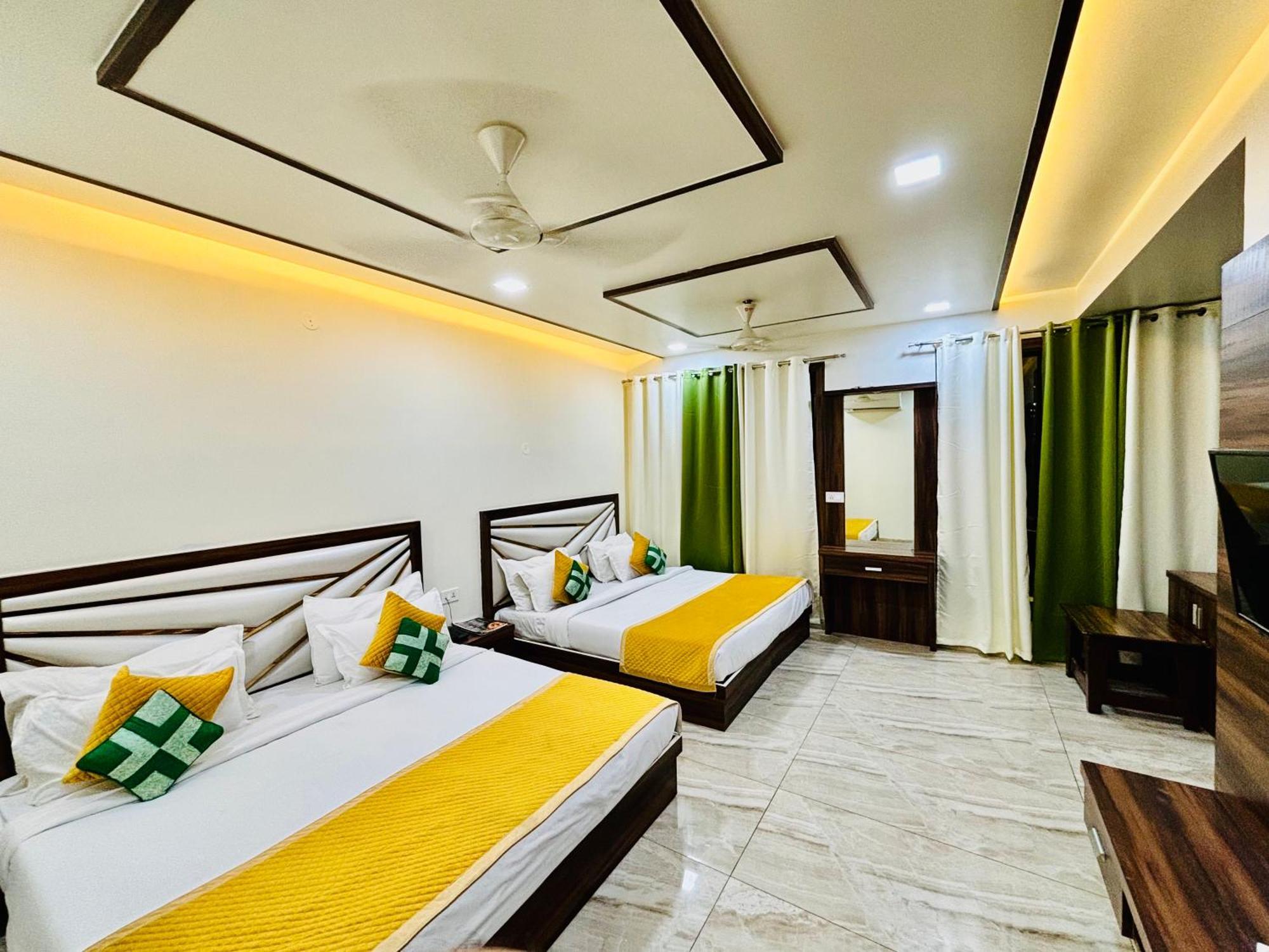 Hotel Crown Agra Near Taj Mahal 3*