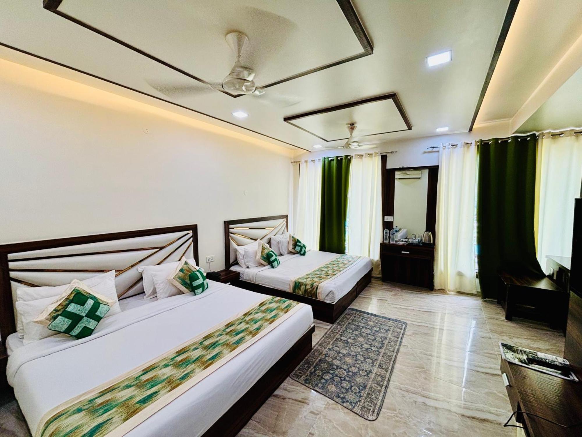 Hotel Crown Agra Near Taj Mahal 3*