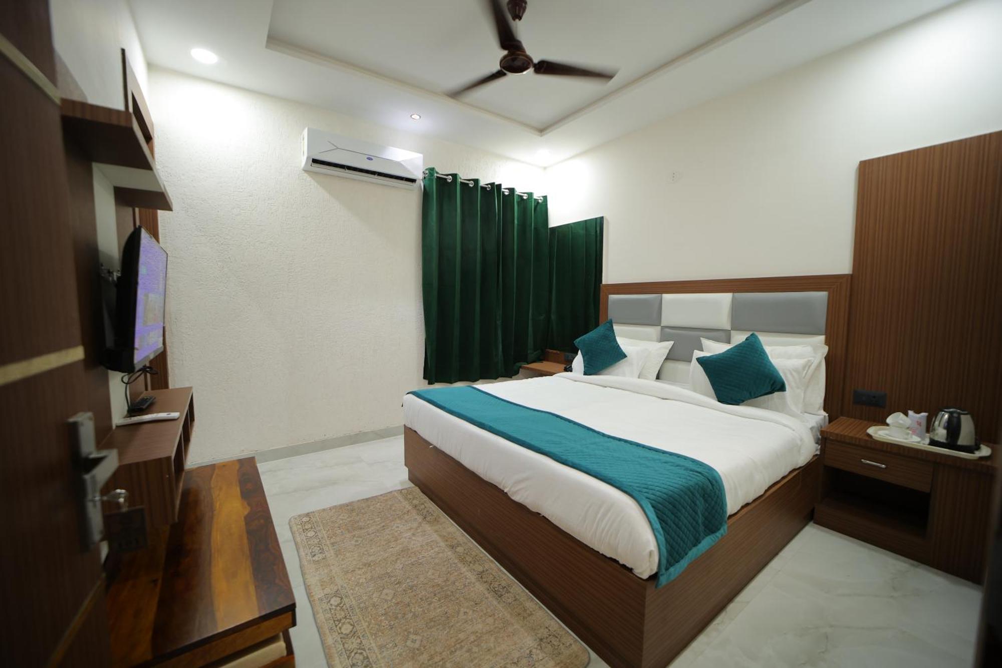 Dev - 600 Meters From Taj Mahal