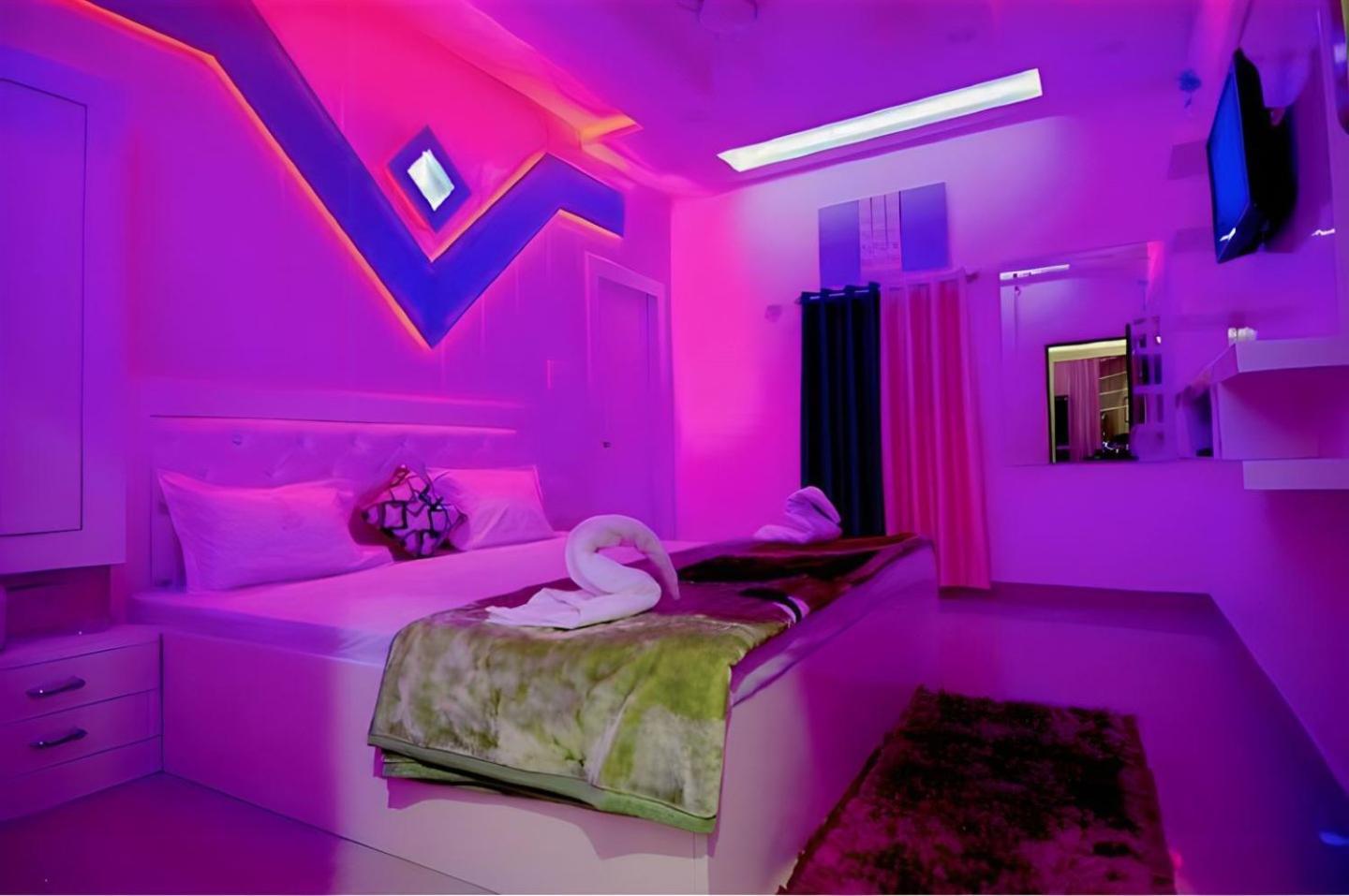 Taj Square A Luxurious Family Homestay *