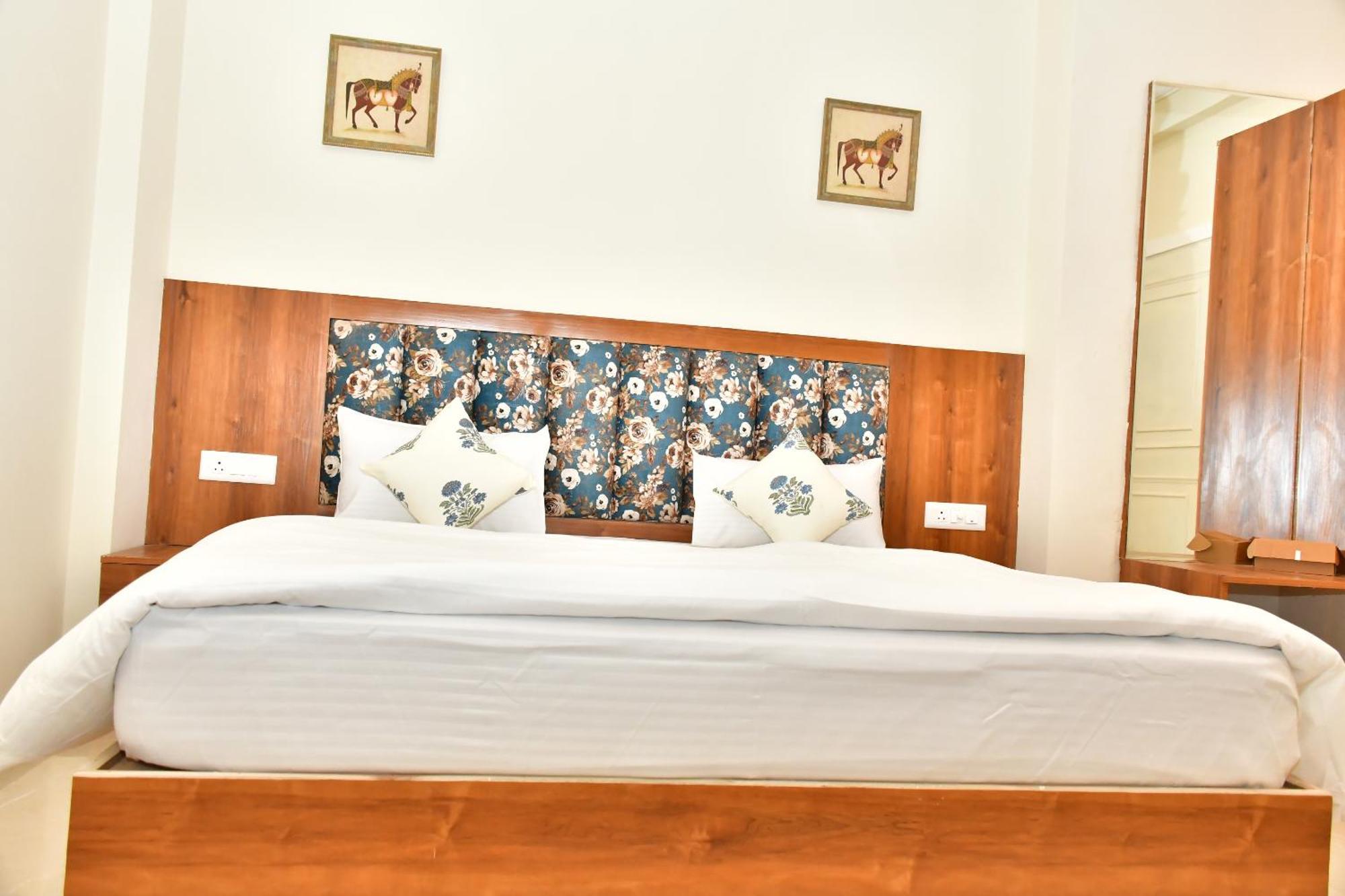 Homestay Arti's *