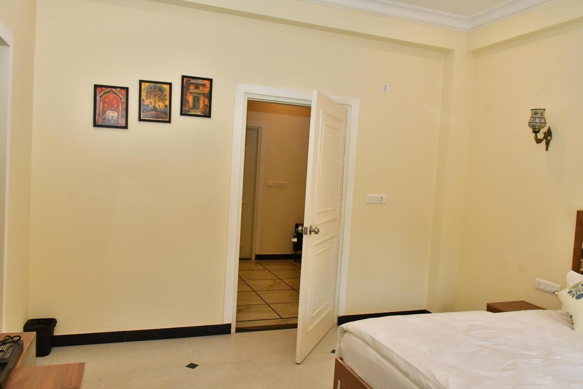 Homestay Arti's *