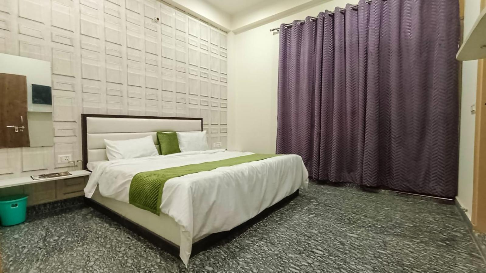 Town Grand Hotel *
