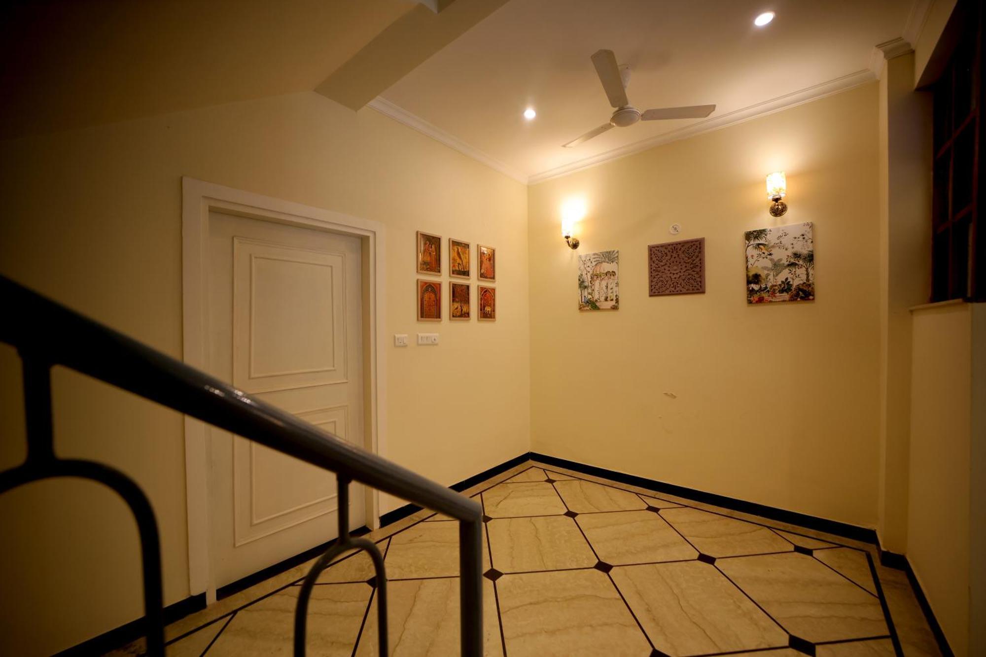 Homestay Arti's *