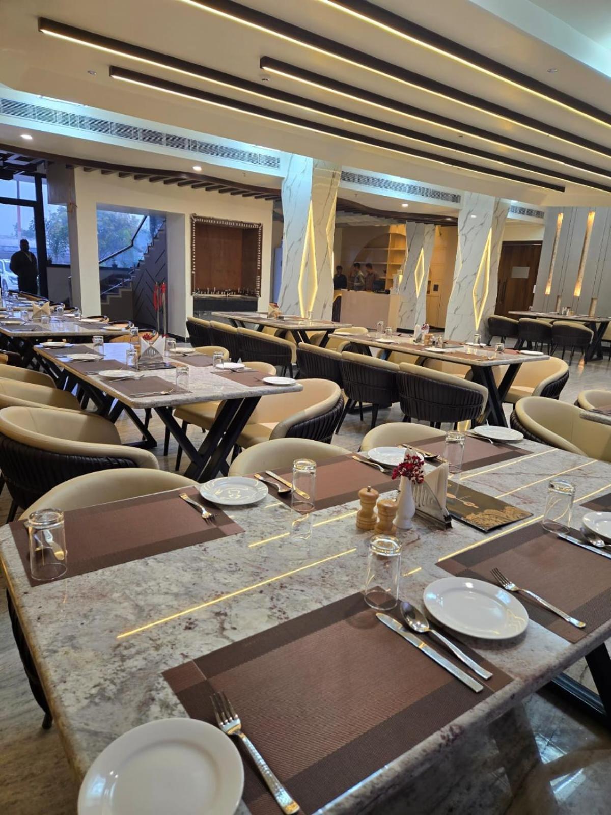 Hotel Kng Grand Restro 3*