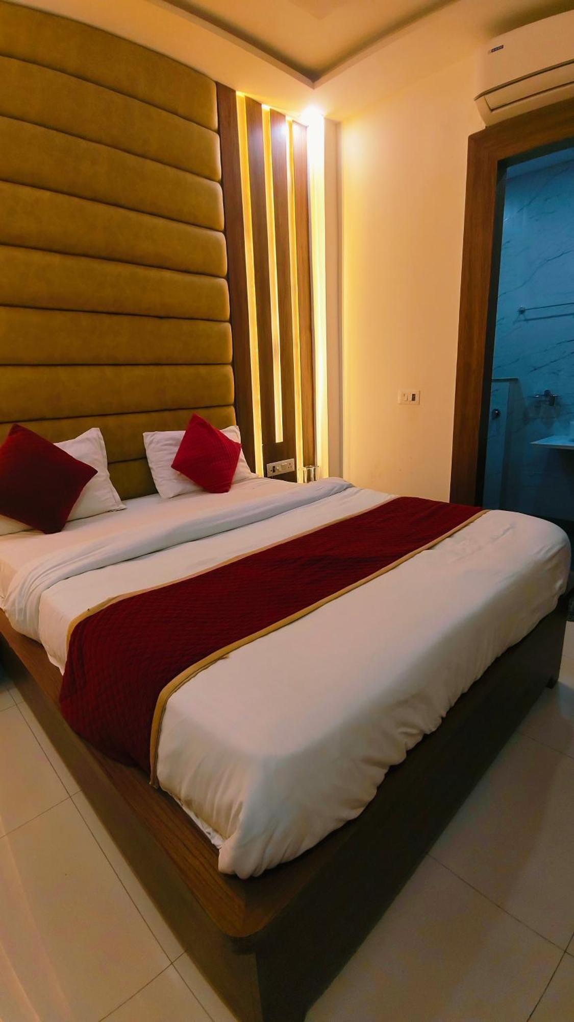 Hotel The Shanaya - Rooftop View Taj Mahal Homestay *